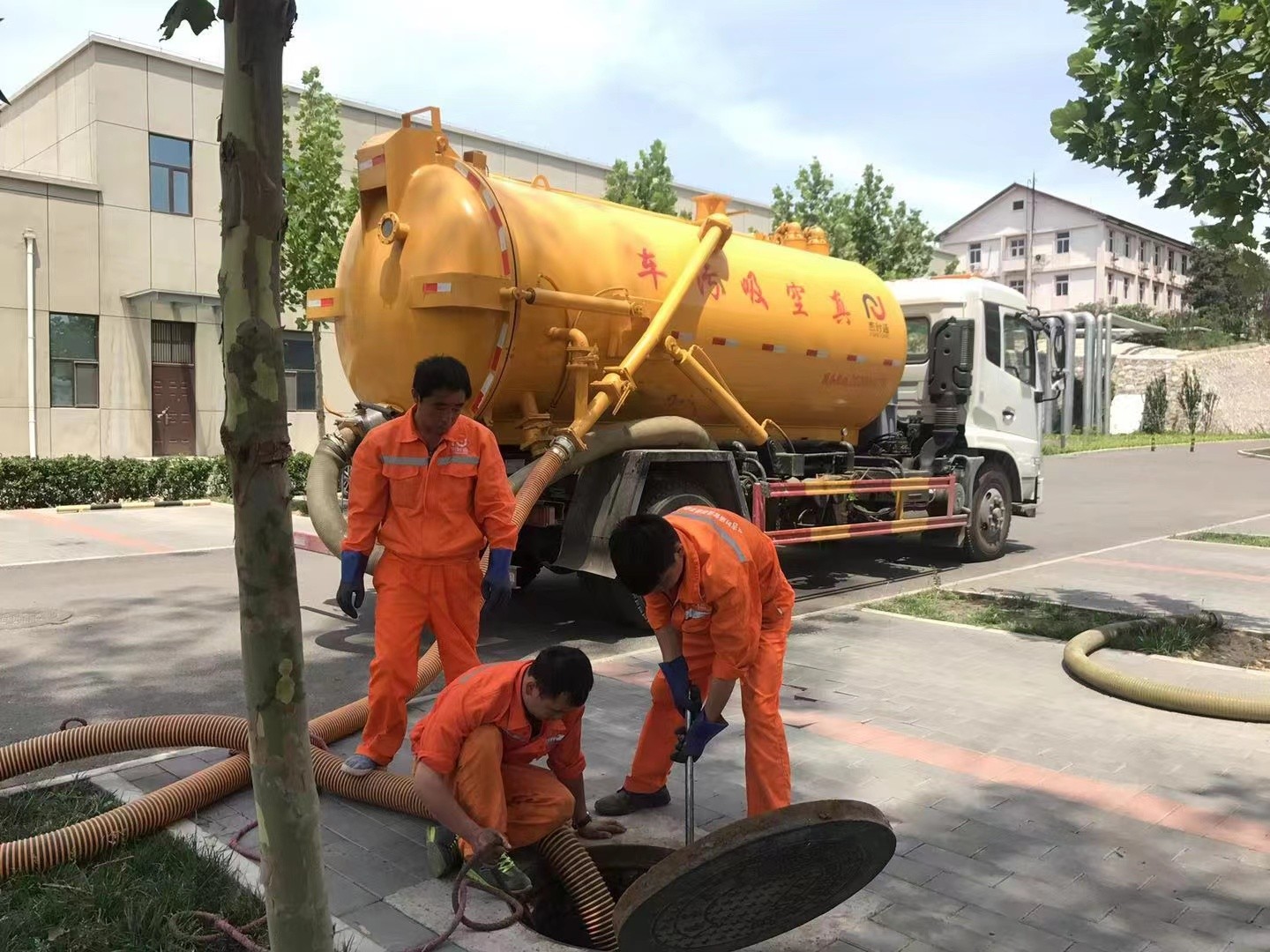 凯里管道疏通车停在窨井附近