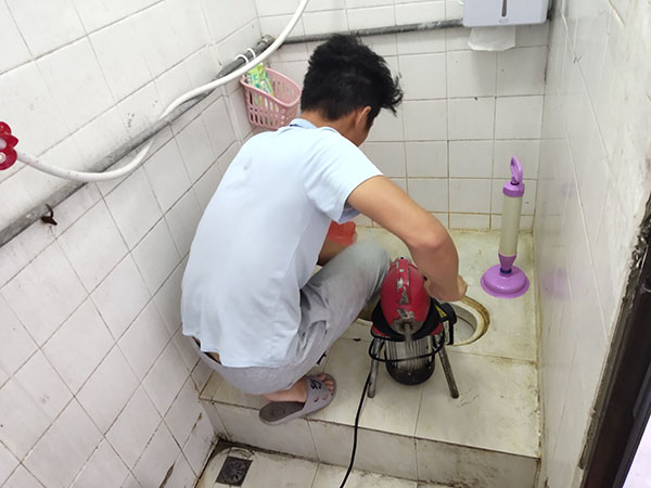 凯里管道堵塞冒臭气 专业师傅现场解决问题