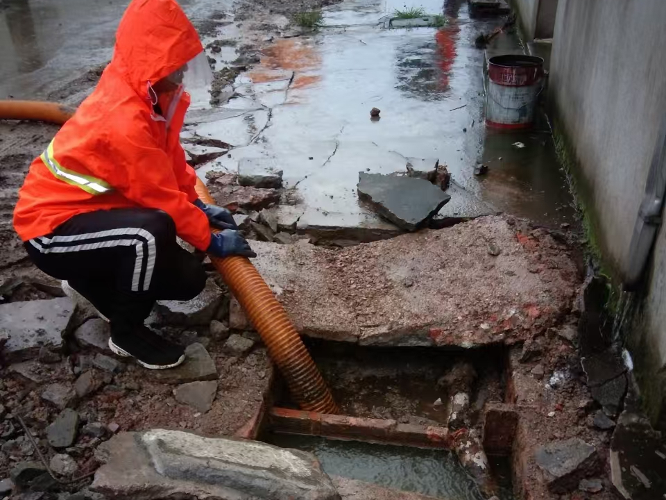 凯里专业清理污水池 炜誉市政以规范流程守护城市 “肠道”